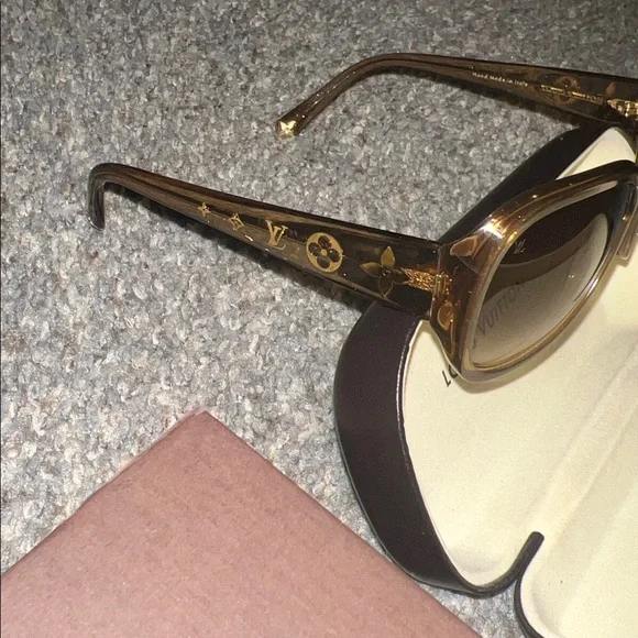 Authentic Louis Vuitton sunglasses - Picture 5 of 13